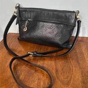 Louis Vuitton Black Leather Embossed Empriente Pochette, Gold Hardware, AA0171